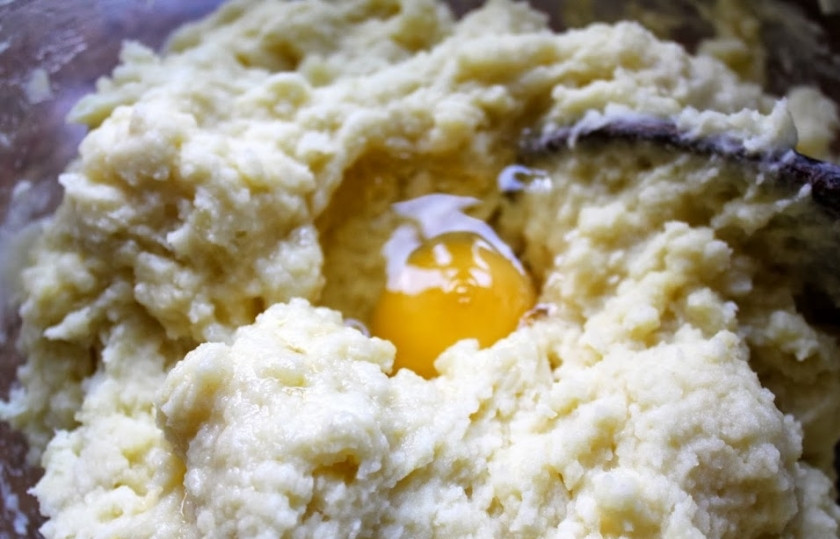 1. Этап. Пирог с моцареллой и ветчиной: Шаг 5. Добавьте яйца. Тщательно перемешайте.
