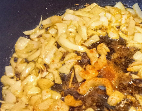 1. Этап. Таматар ки сабзи. Томатное карри: Добавьте лук, имбирь и перец красный жгучий. Пожарьте ещё 3 минуты.