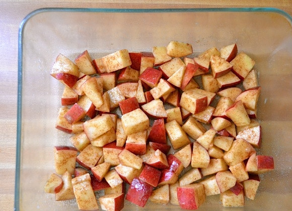 1. Этап. Пирог из овсянки: 3. На дно формы для выпекания выложите кусочки яблок вместе со специями.