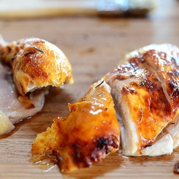 1. Этап. Курица, запеченная с лимоном и розмарином: Запекаем приблизительно 75-80 минут при 190 градусах - до готовности. Готовую курицу слегка остужаем, разрезаем на порционные кусочки и подаем.