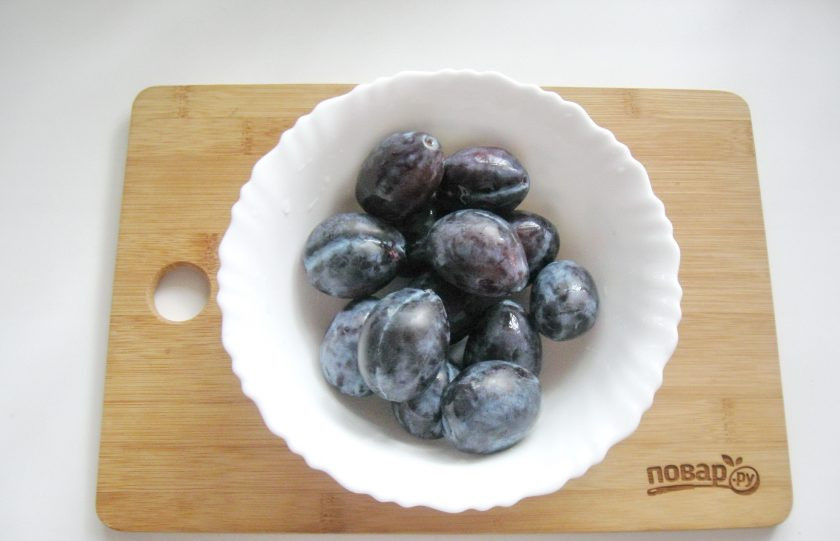 1. Этап. Варенье из яблок и слив: Сливы помойте.