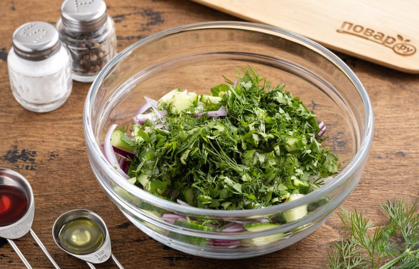 1. Этап. Салат по-грузински из огурцов и зелени: Соедините все ингредиенты в глубокой миске. Добавьте винный уксус и подсолнечное масло, посолите и поперчите.