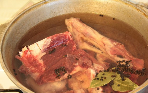 1. Этап. Сорпа по-казахски: Моем баранину в холодной воде. Опускаем в кастрюлю, заливаем водой.