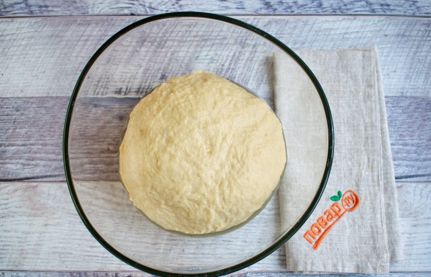 1. Этап. Булочки Даугавиня: Как только мука впитала в себя всю жидкость, добавьте размягченное сливочное масло. Вымешивайте тесто в течение 10 минут. Тесто выходит эластичным, гладким, немного липнет к рукам.