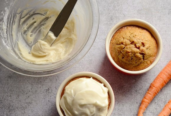 1. Этап. Пирог из моркови и ржаной муки: 8. Смажьте пирог приготовленным кремом и можете подавать к столу. Приятного аппетита!