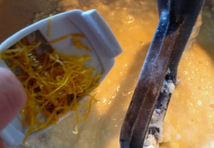 1. Этап. Капкейки с лимонным курдом и меренгой: 8. Натрите цедру оставшегося лимона, добавьте в тесто.