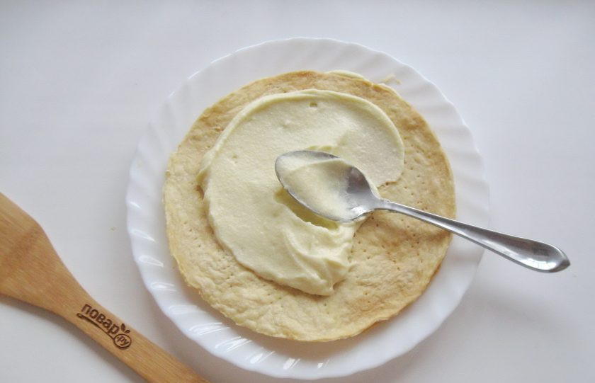 1. Этап. Рубленый торт: Соберите торт. Каждый корж смажьте кремом.