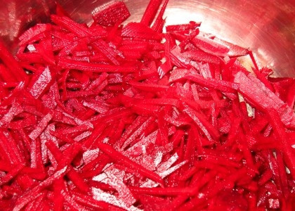 1. Этап. Свекольник с ботвой: Свеклу почистить, порезать соломкой , добавить воду и уксус. Варить свеклу до мягкости. Горячий бульон слить и охладить.