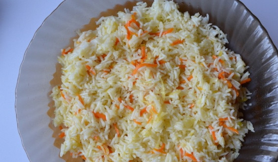 1. Этап. Кабачки по-марсельки: Рис смешанный с морковью, выкладываем в жаропрочную форму.