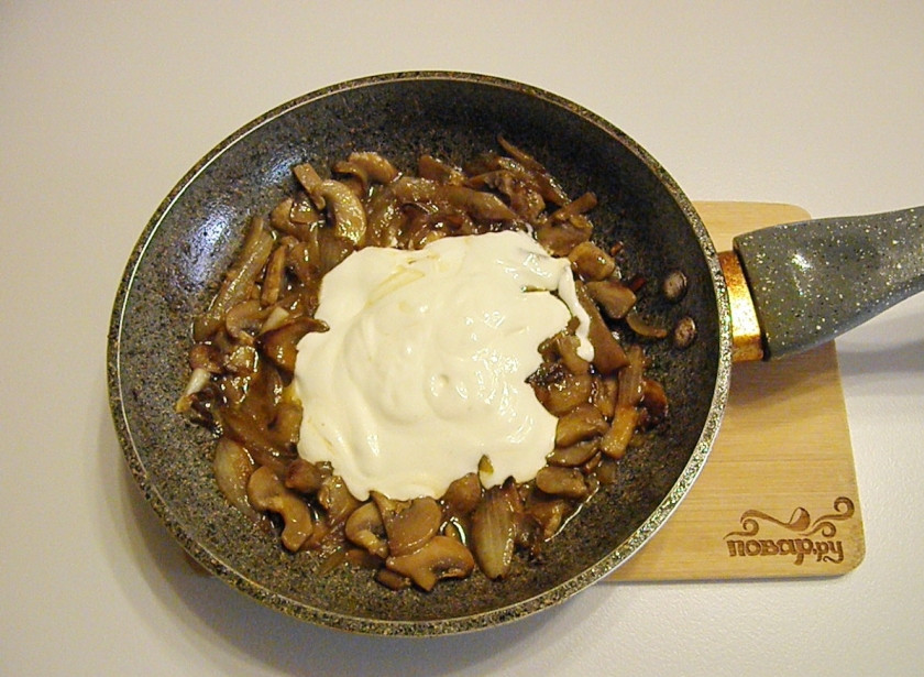1. Этап. Куриное филе под грибным соусом: Влейте сметану, протушите 5 минут. Можно добавить чеснок и зелень в конце, но это по желанию.