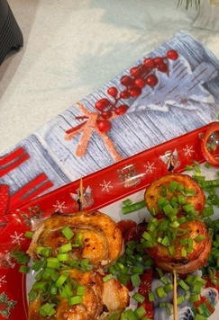 1. Этап. Шашлык из мяса индейки в аэрогриле: Шашлычки готовы. Смело подаем к столу и наслаждаемся невероятным вкусом. Сверху можно украсить зеленым луком! Всем приятного аппетита!