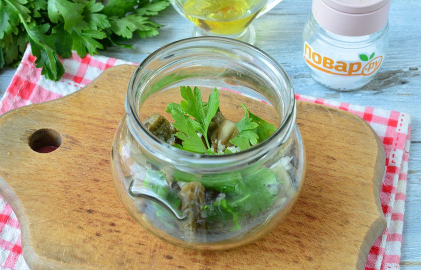 1. Этап. Баклажаны в духовке на зиму: Добавьте листочки петрушки.