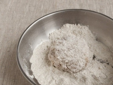 1. Этап. Ёжики с подливой: А теперь делим фарш и формируем тефтельки-ежики. Каждую надо обвалять в муке.