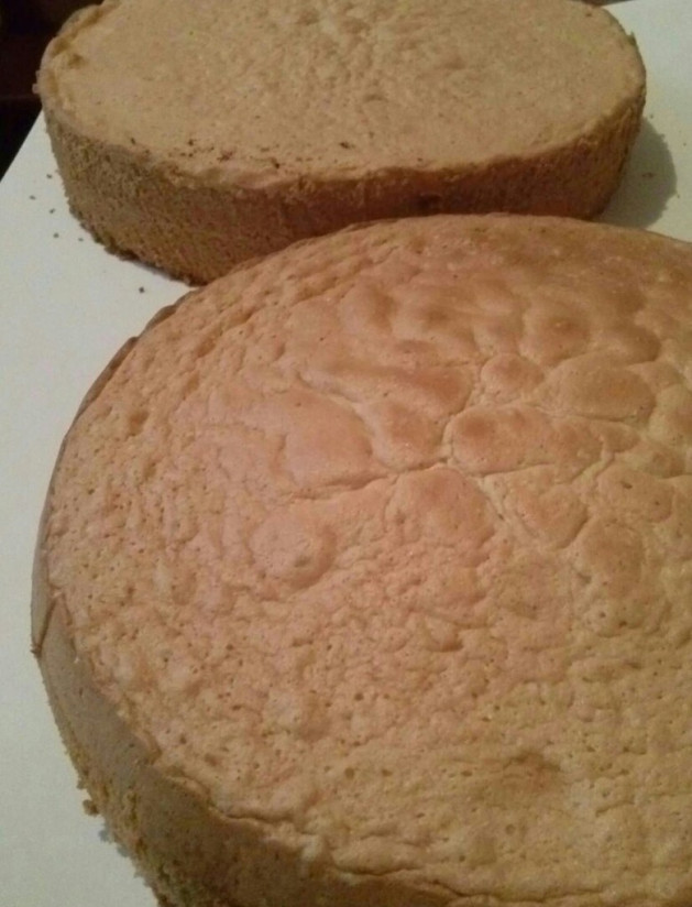 1. Этап. Большой бисквитный торт с безе: 5. Готовый бисквит должен остыть, после чего его можно будет достать из формы. Дайте ему полностью остыть. Я готовила на две порции, поэтому увеличила количество ингредиентов в два раза.