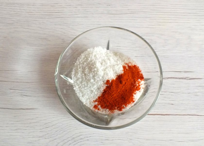 1. Этап. Засолка сала для копчения: Подготовьте посолочную смесь. На каждый килограмм сала берется 100 грамм соли, специи по вкусу. В моем случае было 1,3 кг. сала, я взяла 130 грамм соли. Смешайте соль с перцем.