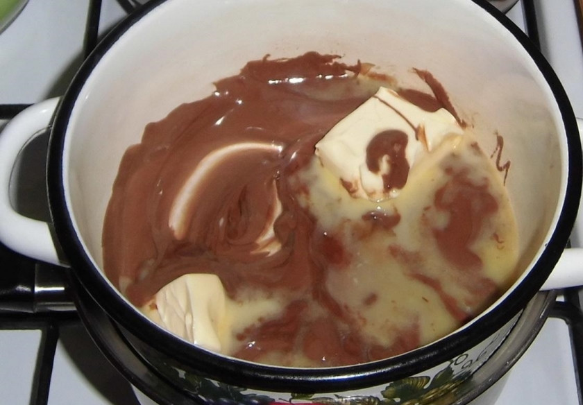 1. Этап. Быстрый и вкусный торт: 3. 50 грамм шоколада ломаю кусочками и растапливаю на водяной бане. Как только растопился, кладу размягченное сливочное масло и ванильный сахар, перемешиваю.