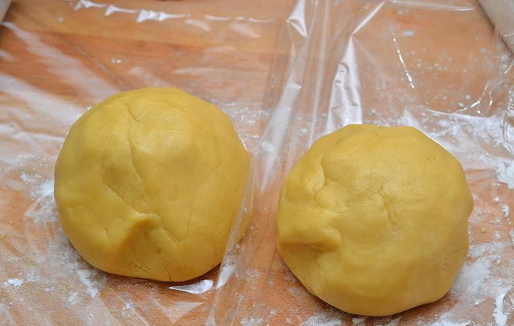 1. Этап. Венское печенье: Добавляем в смесь муку и начинаем месить тесто. В итоге, у вас должно получиться два колобка - побольше и поменьше. Тот, что поменьше, ставим в холодильник.