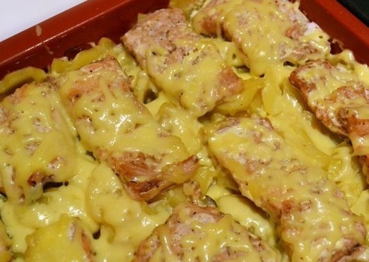 1. Этап. Горбуша с картофелем в духовке: Когда картофель будет готов, вынимаем форму из духовки, снимаем фольгу и посыпаем нашу рыбку сыром, ставим еще на пару минут в духовку.