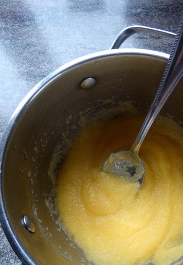 1. Этап. Полента в беконе на гриле: Варить. Помешивая, до загустения, на среднем огне. Каша получается достаточно густой.