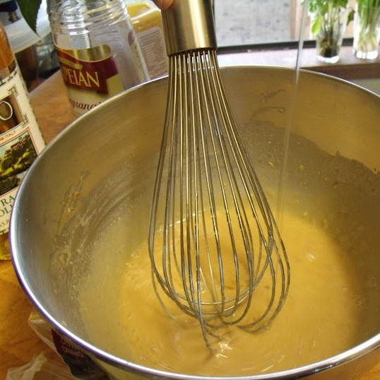 1. Этап. Соус Цезарь: Тонкой струйкой начинаем вводить масло, продолжая взбивать венчиком.