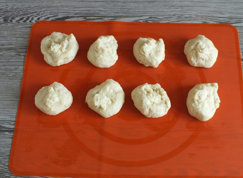 1. Этап. Пресные ватрушки с творогом: По истечении времени достаньте тесто из холодильника, разделите на 8-9 частей.