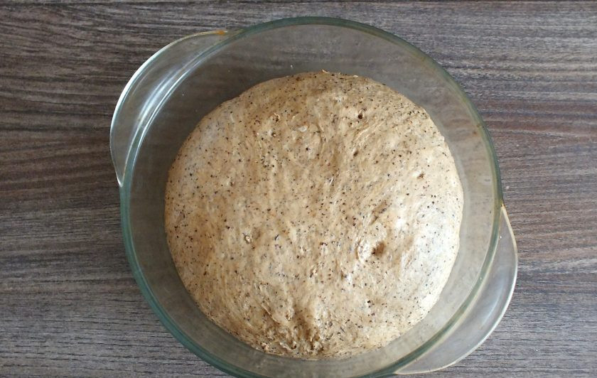 1. Этап. Пшеничный хлеб с солодом: Тесту сделайте обминку. Ударьте его несколько раз о дно миски. Подкатайте в шар, чтобы не было пузырей. Форму для выпечки смажьте оставшимся растительным маслом. Выложите подготовленное тесто в форму. Деревянной шпажкой, на заготовке хлеба, сделайте проколы до самого дна формы. Оставьте его на расстойку на 40 минут.