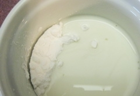 1. Этап. Кисель молочный: тщательно смешать его с 1 стаканом теплого молока. Комочков остаться не должно, так что лучше воспользоваться венчиком или миксером.