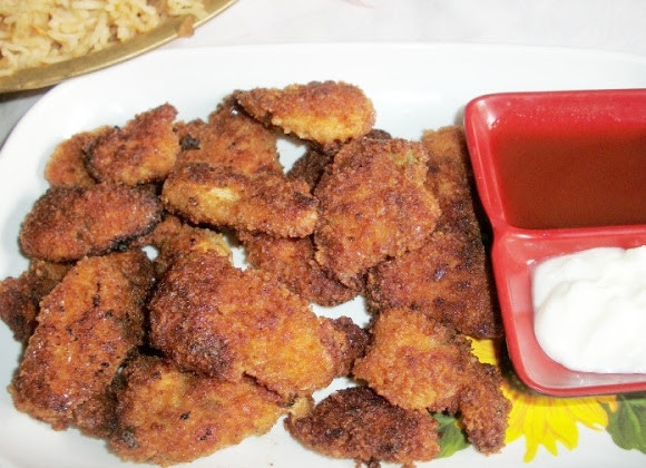 1. Этап. Самые вкусные наггетсы: 12. Готовые наггетсы подавайте сразу после обжаривания с соусом.