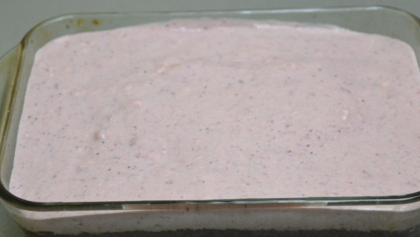 1. Этап. Дырявый пирог с клубникой: Выложите клубничный крем, чтобы заполнились все подготовленные 