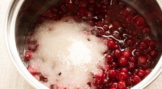 1. Этап. Клюквенный конфитюр: Клюкву для начала, конечно же, надо перебрать и промыть. Затем выкладываем ее в кастрюльку, добавляем воду и сахар.