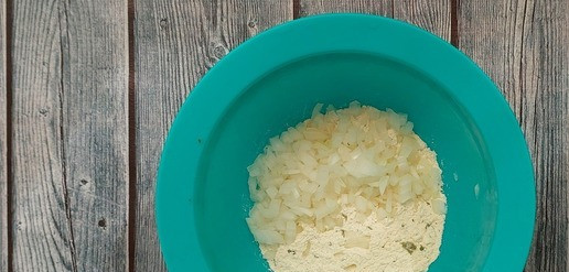 1. Этап. Закусочные маффины с фаршем индейки: Смешать сухие ингредиенты и добавить мелко порезанный репчатый лук.