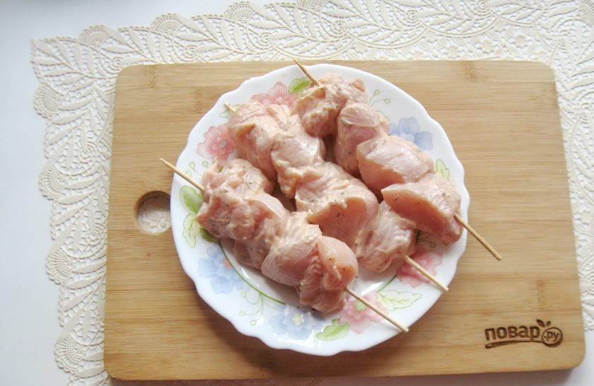 1. Этап. Шашлык из курицы в банке: После нанизайте кусочки курицы на шпажки.