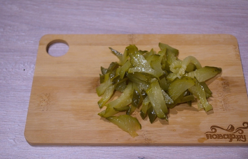 1. Этап. Салат с салями и кукурузой: Соленый огурец нарезаем так же, соломкой.