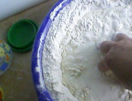 1. Этап. Чепалгаш с картошкой: Выливаем кефир в муку.