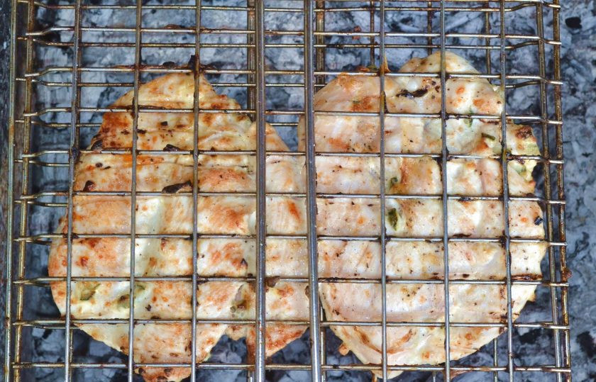 1. Этап. Куриная грудка на мангале: Жарьте, постоянно переворачивая, до готовности.