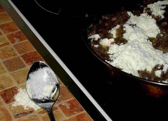 1. Этап. Бефстроганов из баранины: 5. Притрушиваем мукой. Обычно муки потребуется не более двух щепоток.