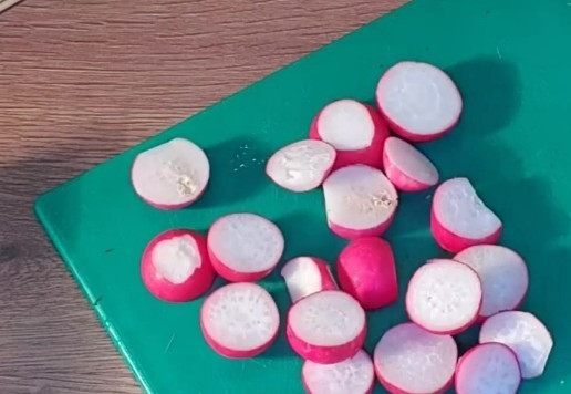 1. Этап. Шашлык из индейки в азиатском стиле: 14. Такие шарики можно превратить в шашлычки с редисом. Редис разрезаем на 2-3 части.