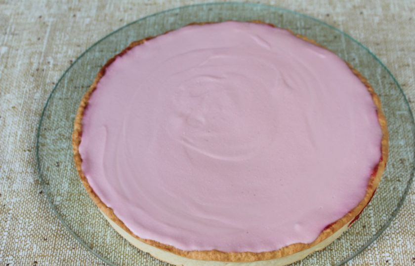 1. Этап. Малиновый торт Летний: Готовый торт перекладываем на блюдо.