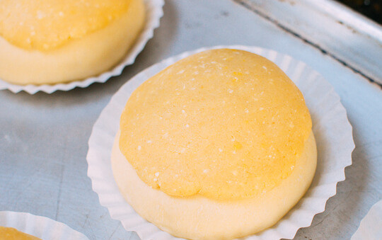 1. Этап. Красивые булочки из дрожжевого теста: 6. Аккуратно переместите их на булочки, которые уже хорошо подошли. К этому времени должна быть разогрета духовка.