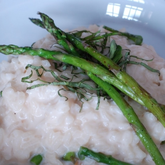 1. Этап. Ризотто с маскарпоне: Подаем ризотто с обжаренной спаржей. Приятного!