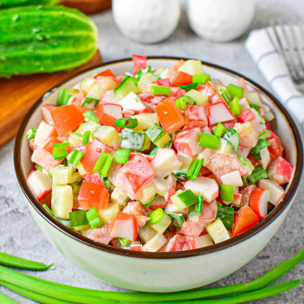 Крабовый салат с помидорами и огурцами
