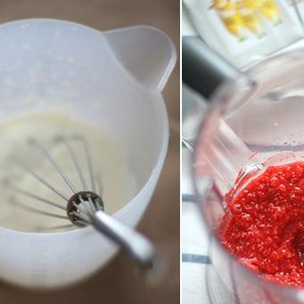 1. Этап. Творожный десерт с клубникой: В одной емкости при помощи венчика взбиваем молоко, творог и сахар. В другой - при помощи блендера измельчаем до однородности клубнику и яблоки.