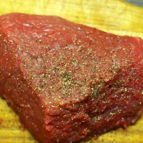 1. Этап. Говядина в винном соусе: Натираем кусок говяжьего филе специями - у меня это были просто соль и перец, больше ничего.