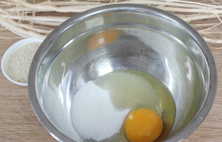 1. Этап. Кунжутное печенье с творогом: Яйцо взбиваем вместе с сахаром.
