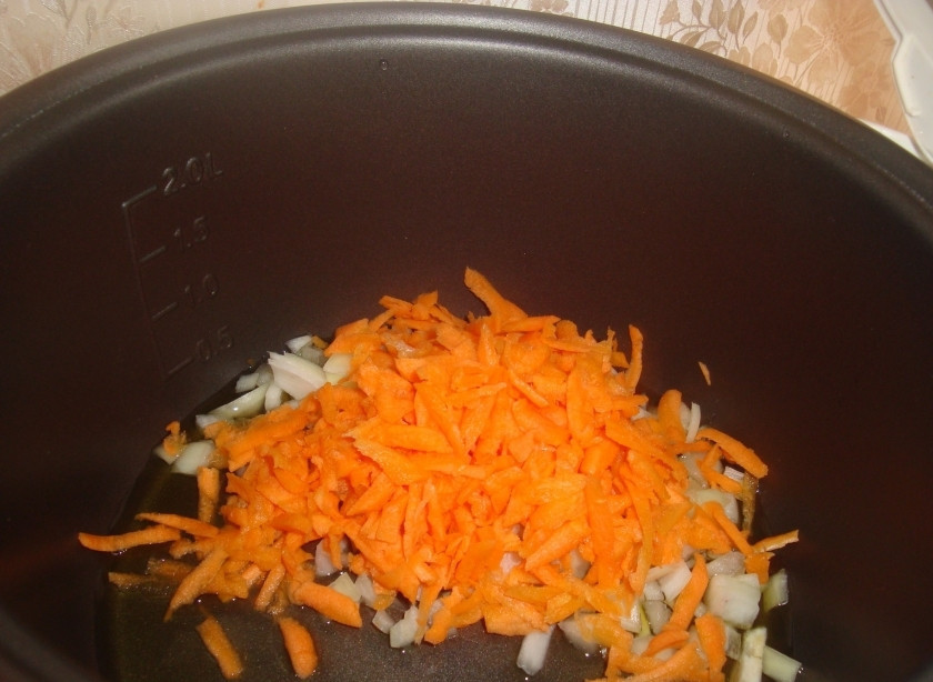 1. Этап. Рис с морепродуктами в мультиварке: В чашу мультиварки налейте немного масла и выложите лук. Выберите режим 