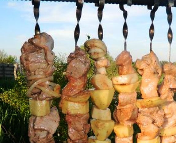 1. Этап. Шашлык в коптильне: Маринованное мясо нанизайте на шампуры. Попеременно с мясом можно вставить кусочки сырого картофеля и лука – они запекутся и отлично дополнят шашлык.