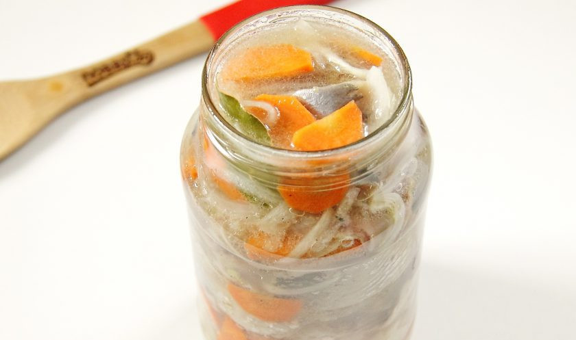 1. Этап. Рождественская сельдь: Переложите содержимое кастрюли в банку. Закрутите банку крышкой и уберите в холодильник минимум на 12 часов.