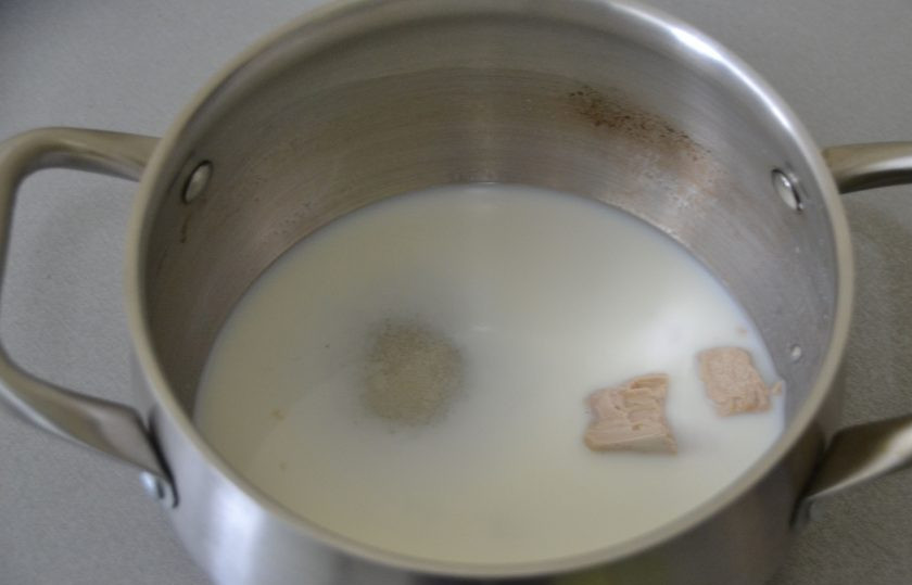 1. Этап. Мини-куличики на Пасху: В теплое молоко добавьте сахар (2 ст.ложки), соль, дрожжи, размешайте.