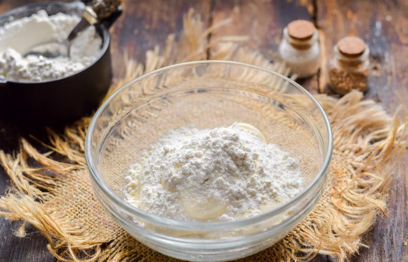 1. Этап. Блины на майонезе без яиц: Добавьте три ложки муки, после перемешайте все миксером.