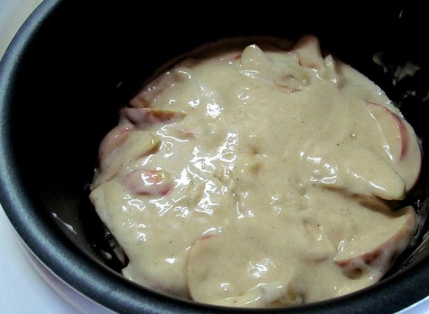 1. Этап. Традиционная Шарлотка с яблочком: 6. Залейте яблоки тестом и встряхните чашу, чтобы тесто опустилось и на дно формы.